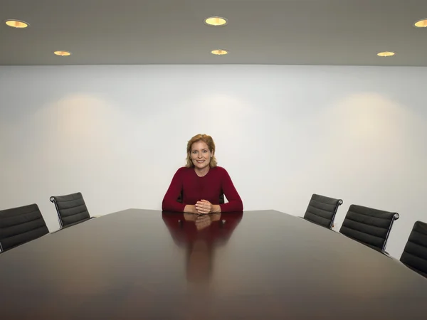 Zakenvrouw in vergaderruimte — Stockfoto