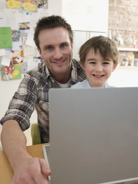 Vader helpt zoon — Stockfoto