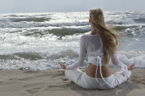 Femme méditant sur la plage — Photo