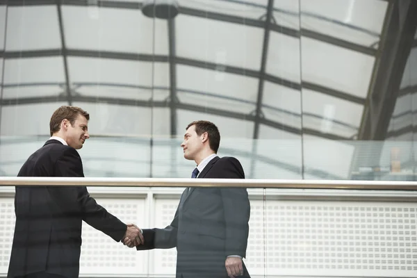 Empresarios dándose la mano — Foto de Stock