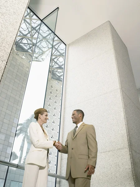 Empresarios estrechando la mano — Foto de Stock