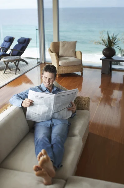 Homem lendo jornal — Fotografia de Stock