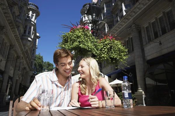 Couple sitting at outdoor cafe — Stock Photo, Image