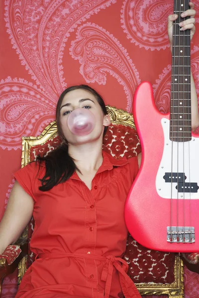 Adolescente menina segurando guitarra — Fotografia de Stock