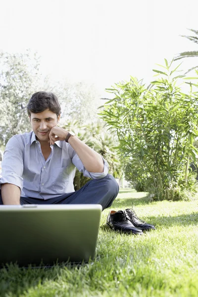 Zakenman met laptop — Stockfoto