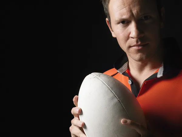 Jogador de rugby segurando bola — Fotografia de Stock