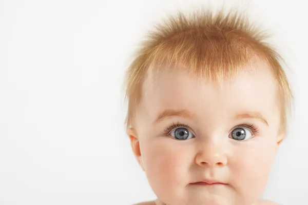 Baby mit verschwommenem Haar beißt Lippe — Stockfoto