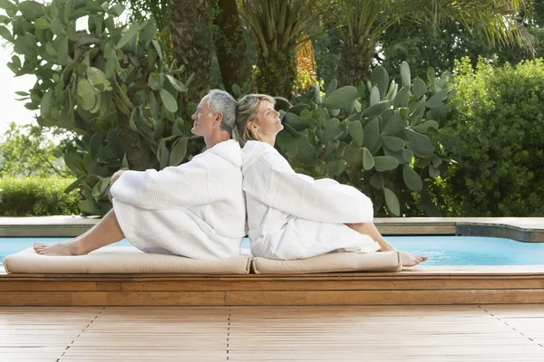 Pareja Relajándose junto a la piscina — Foto de Stock