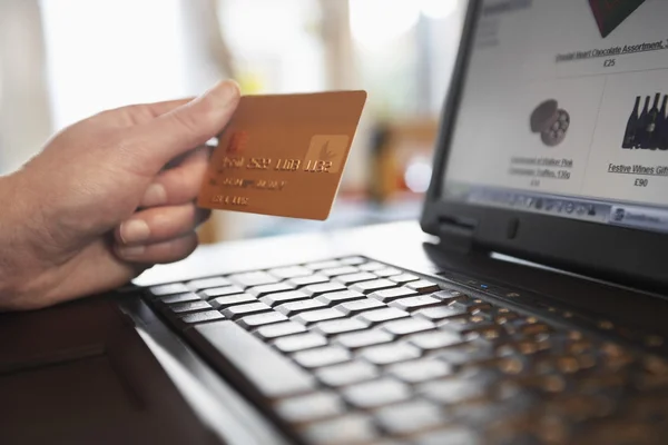 Man bedrijf creditcard — Stockfoto