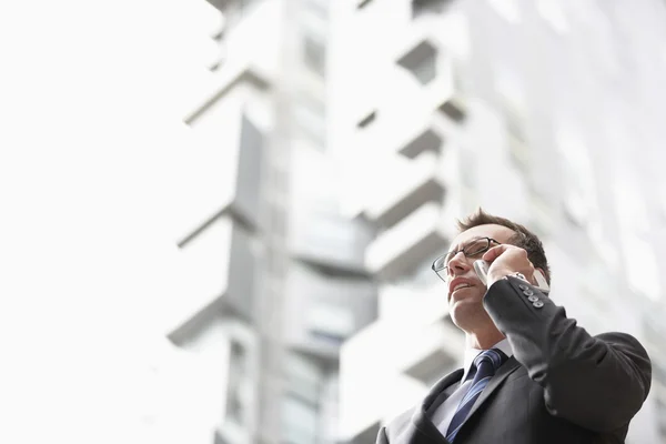 Homem de negócios usando telefone celular — Fotografia de Stock