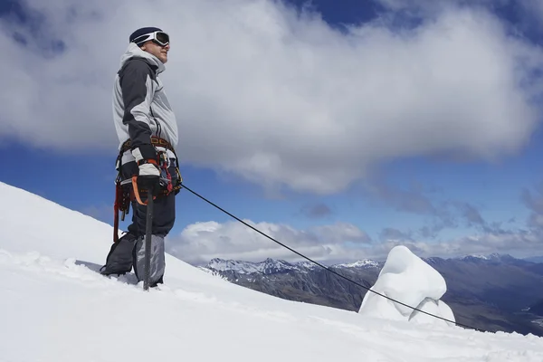Bergsbestigare i snöig backe — Stockfoto