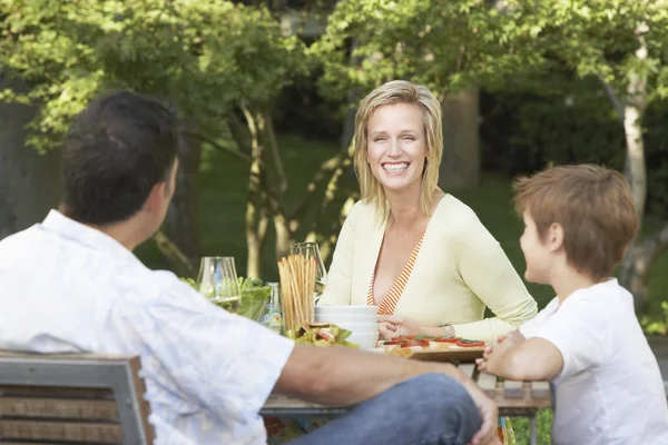 Familia comiendo —  Fotos de Stock