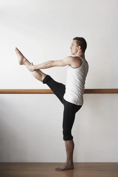 Balett Dancer sträcker sig på bar — Stockfoto