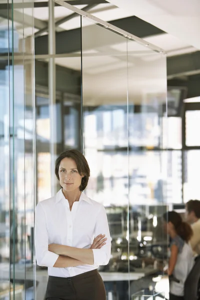 Businesswoman standing in office — Stock Photo, Image