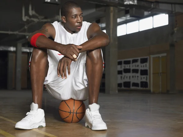 Joueur de basket avec balle — Photo