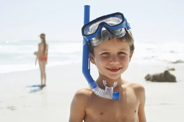 Niño con snorkel en la playa — Foto de Stock