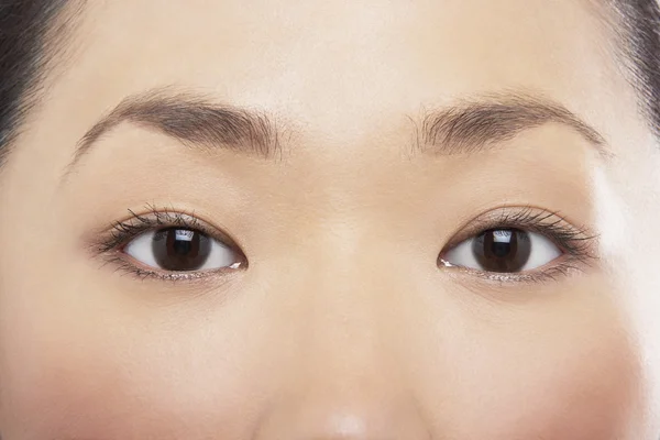 Unga asiatiska kvinnans ögon — Stockfoto