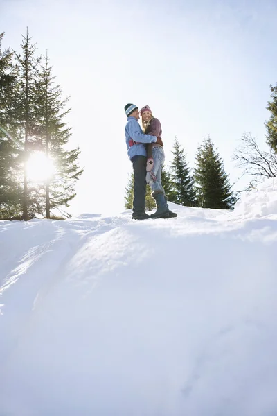 Couple standing on  hill — Stock Photo, Image