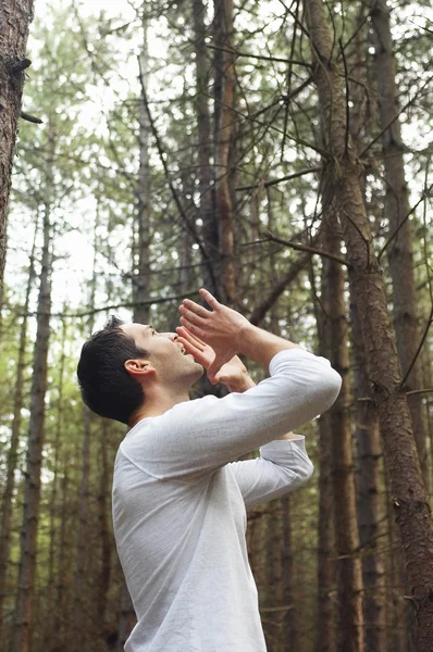 Homem na floresta gritando — Fotografia de Stock