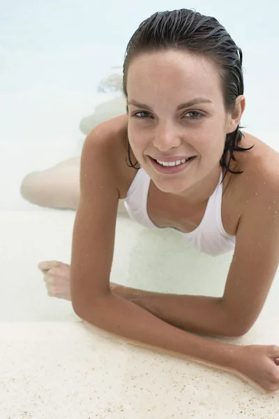 Mulher desfrutando de uma natação — Fotografia de Stock