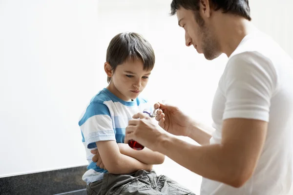 Father Giving Son Cough Syrup — Stock Photo, Image