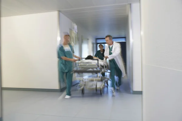 Ärzte laufen Patienten auf Gurney davon — Stockfoto