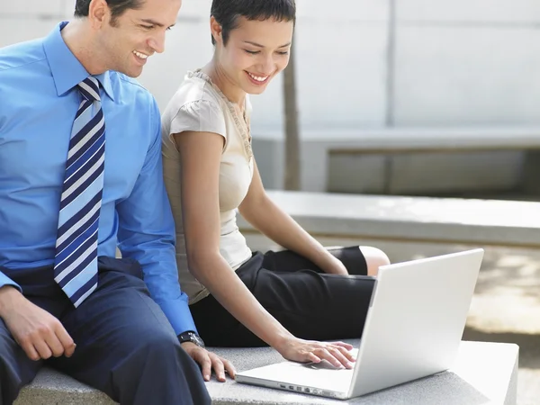 Business couple with laptop — Stock Photo, Image
