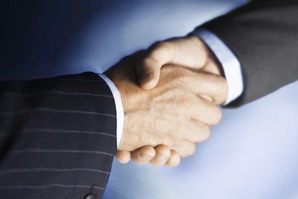 Бизнесмены пожимают друг другу руки — стоковое фото