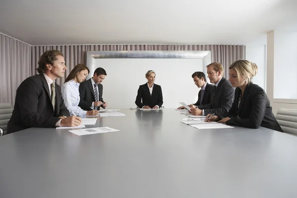 Reunión de Empresarios en Sala de Conferencias —  Fotos de Stock