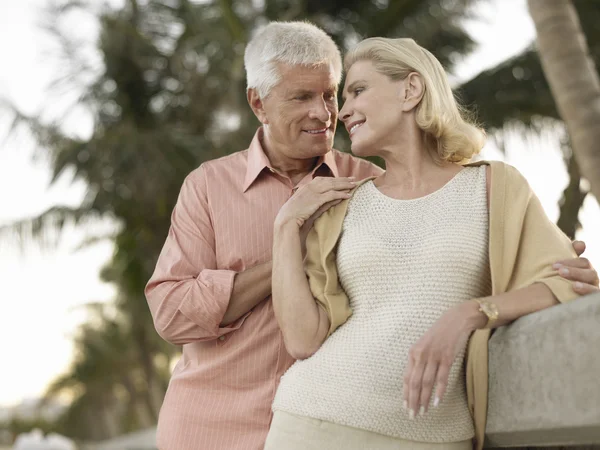 Pareja en la playa tropical — Foto de Stock