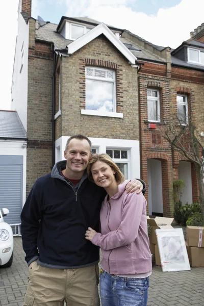 Casal feliz na frente da casa — Fotografia de Stock