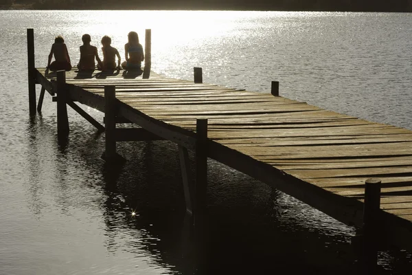 Niños en muelle por lago — Foto de Stock