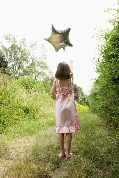 ヘリウム気球の公園で少女 — ストック写真