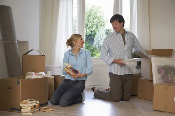 Couple unpacking boxes at home — Stock Photo, Image