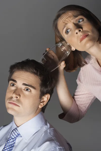 Mujer escuchando la mente del hombre de negocios — Foto de Stock