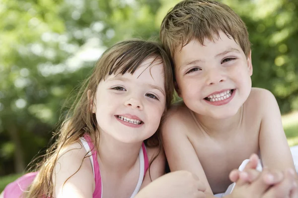 Boy and girl in backyard — Stock Photo, Image