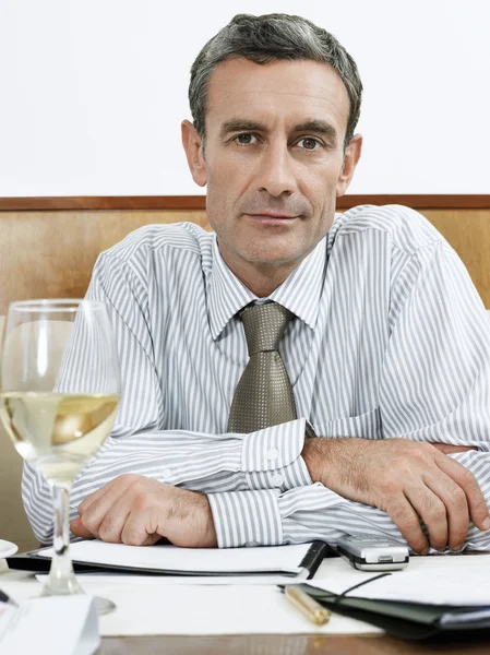 Geschäftsmann im Restaurant — Stockfoto