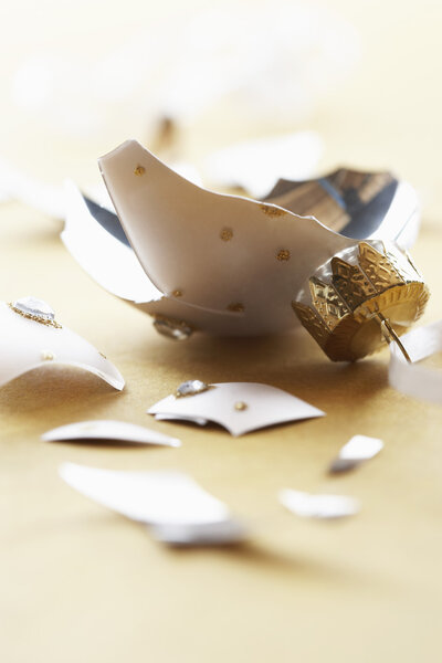 Сломанный рождественский орнамент
