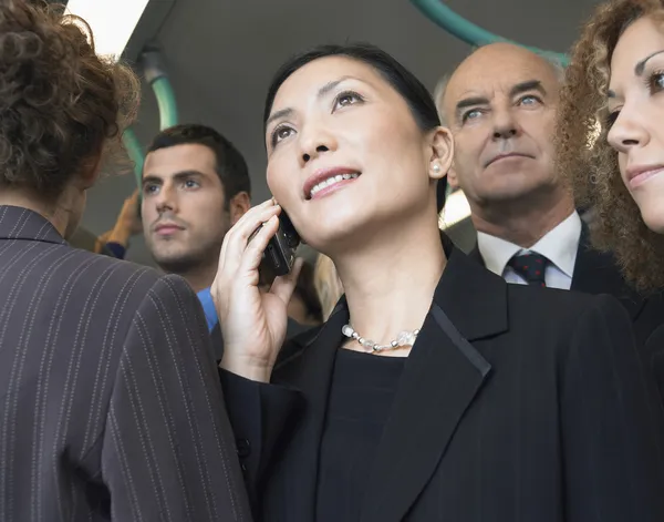 Mujer de negocios usando el teléfono celular — Foto de Stock