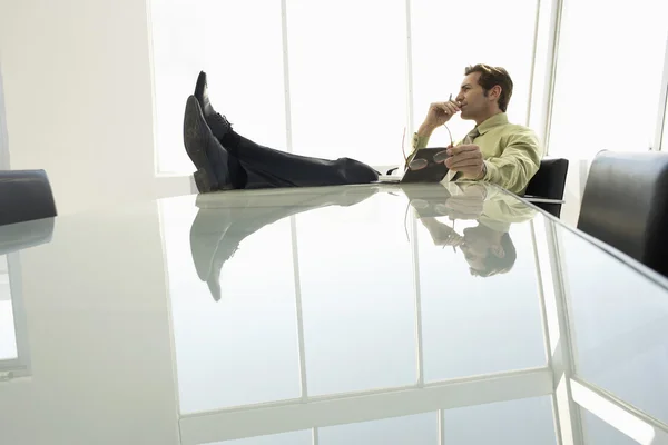 Empresario en sala de conferencias — Foto de Stock