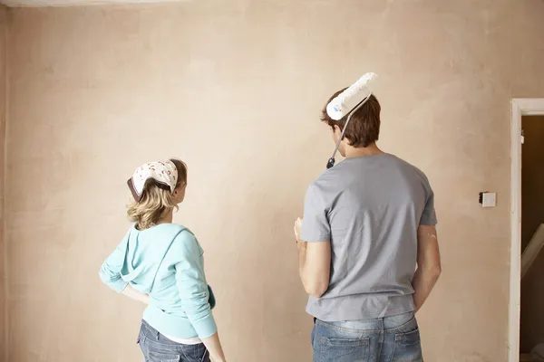 Pareja preparándose para la sala de pintura —  Fotos de Stock