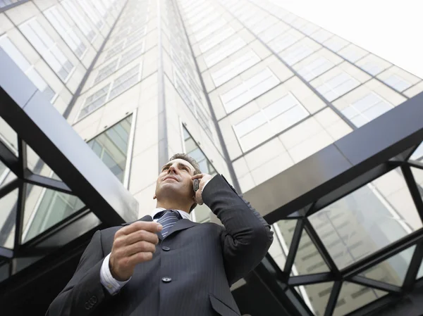 Hombre de negocios usando el teléfono móvil — Foto de Stock