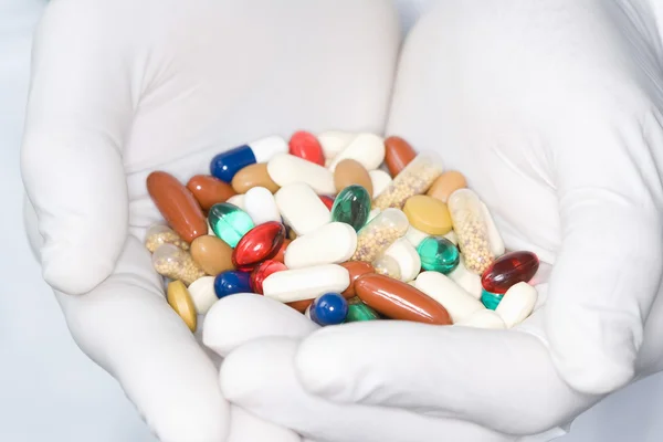 Vários medicamentos nas mãos — Fotografia de Stock