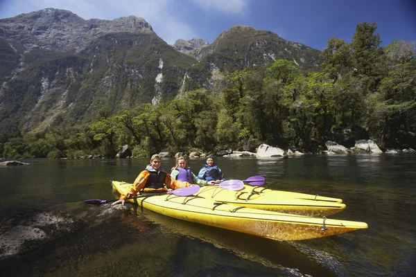 Insanlar kayaks kürek çekmeye — Stok fotoğraf