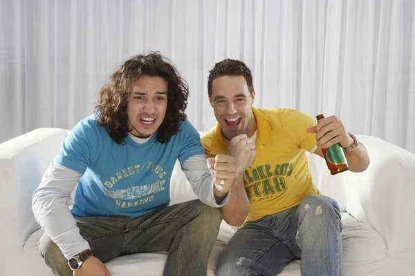 Dois homens assistindo televisão — Fotografia de Stock