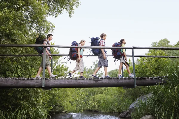 Tieners backpacken in bos — Stockfoto