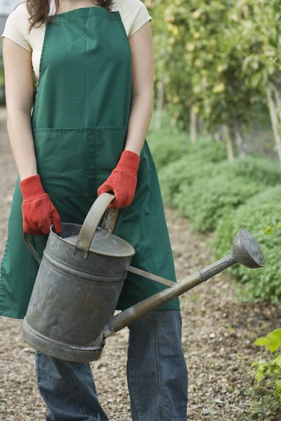 Vrouw bedrijf gieter — Stockfoto