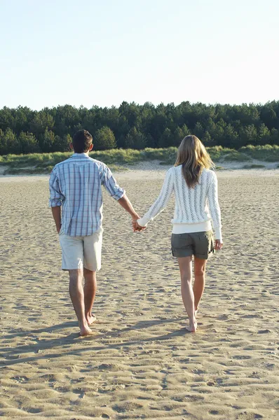 Kumsalda yürüyen çift — Stok fotoğraf