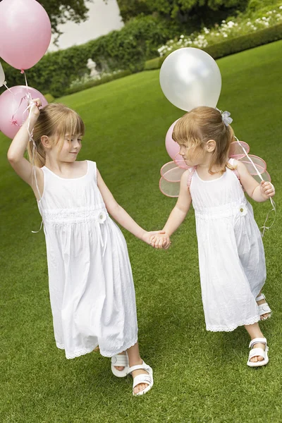 Sœurs avec ballons — Photo