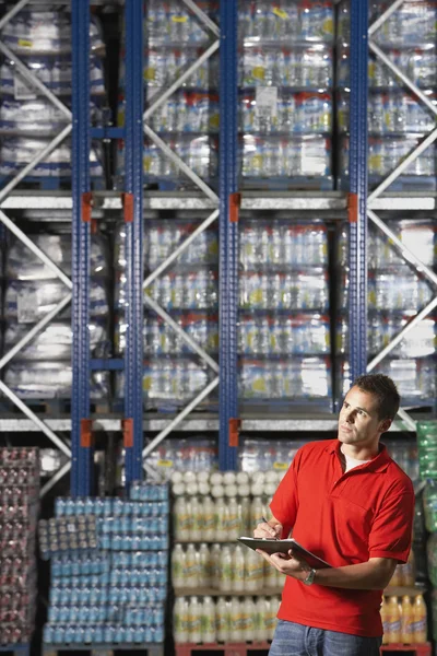 Magazijn werknemer controle voorraad — Stockfoto